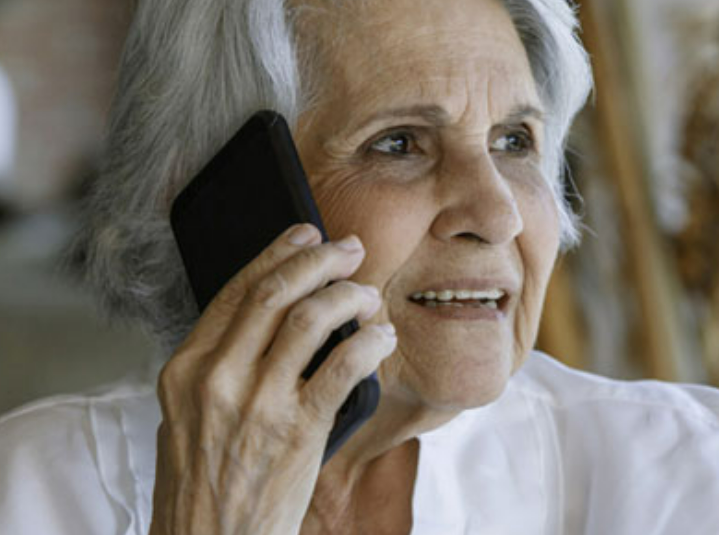 Imagen de adulta mayor hablando por teléfono