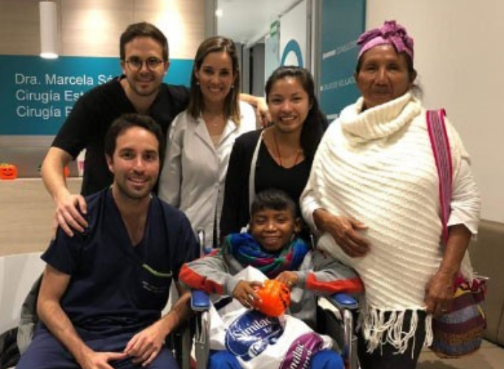 Imágen de familia con niño en silla de ruedas