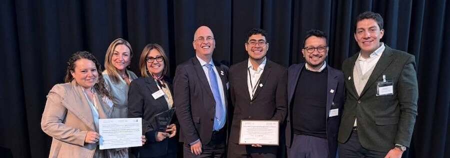 Equipo keralty recibiendo premio