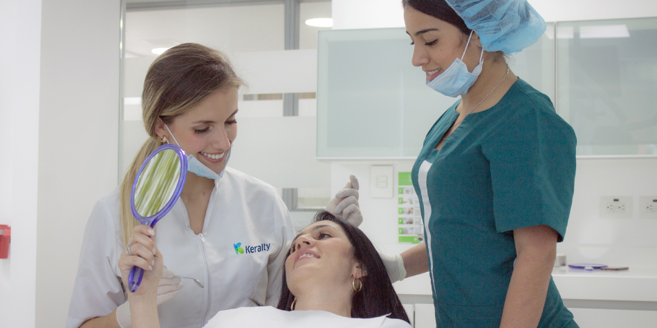 Profesional y auxiliar de odontología con paciente